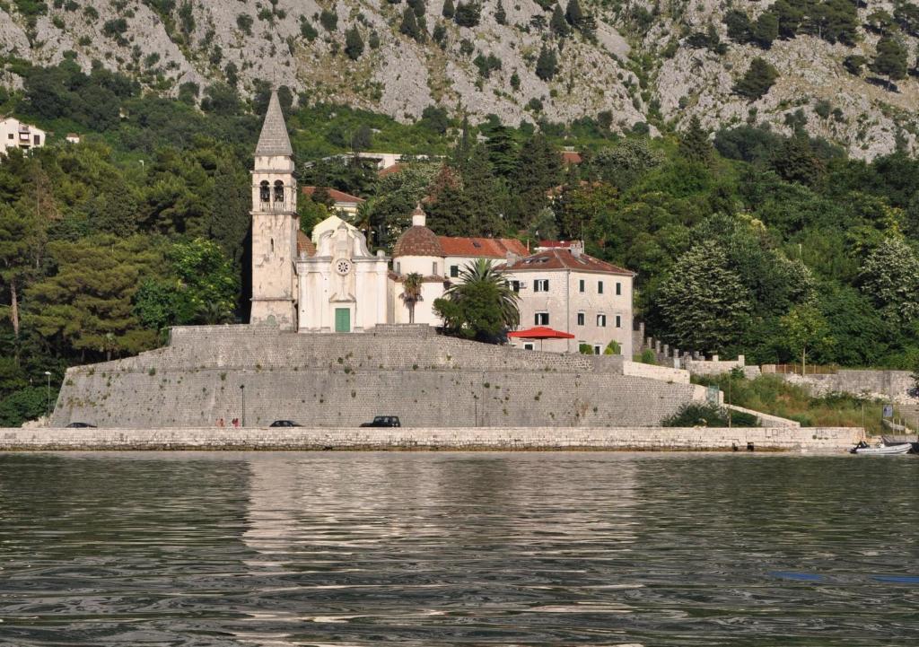 Kamena Palata Apartments Kotor Luaran gambar
